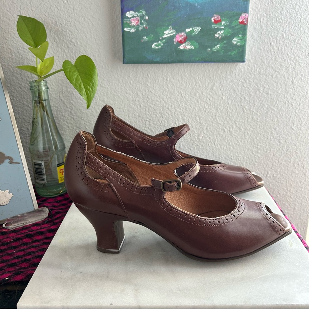 Clark’s Artisan victorian academia brown leather peep toe pumps